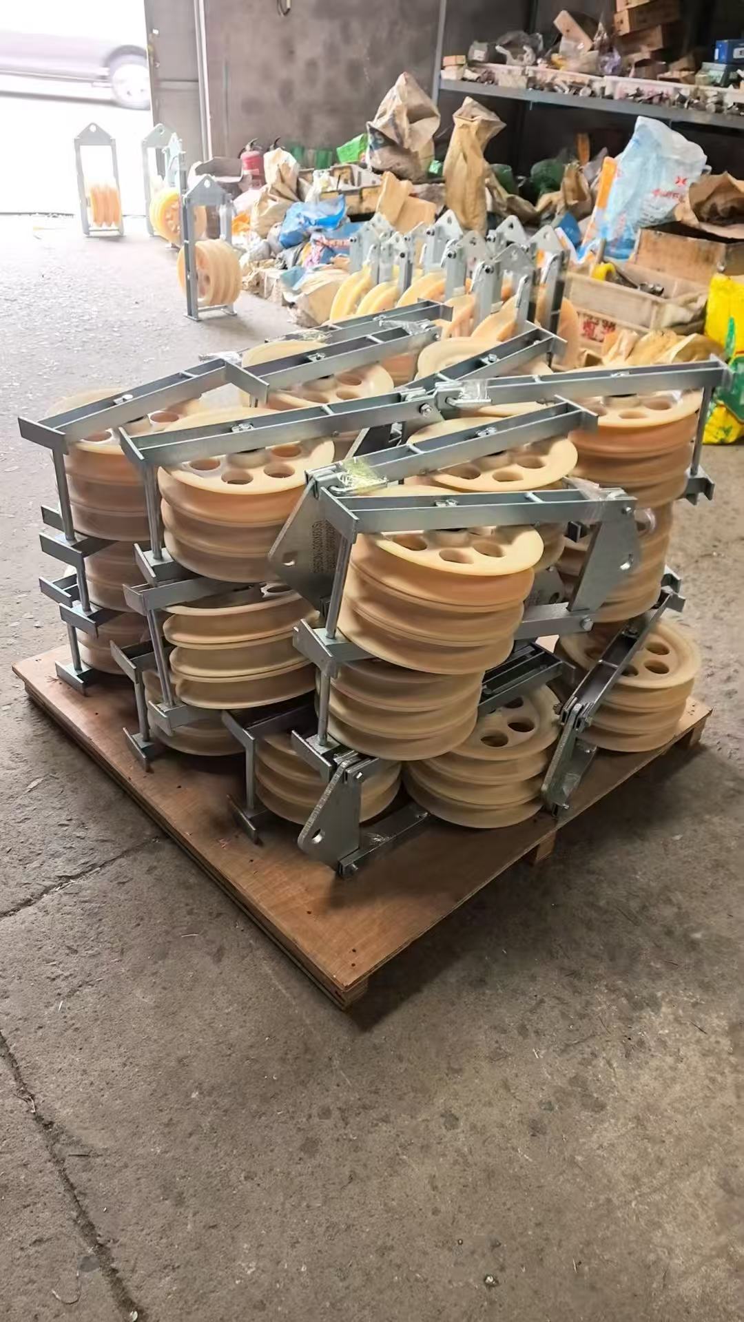 Últimos blogs da empresa sobre Como escolher o cabo de arame de aço anti-torção certo para projetos de linhas de transmissão