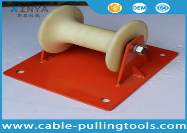 Linha reta cabo elétrico que puxa o rolo com a roda de nylon para a colocação subterrânea do cabo