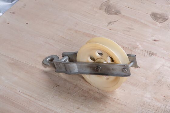 comprar Hooke Type Cable Roller Stringing Pulley with 15KN Rated Load 200*60 Nylon Wheel for Overhead Cable Pulling online manufacture