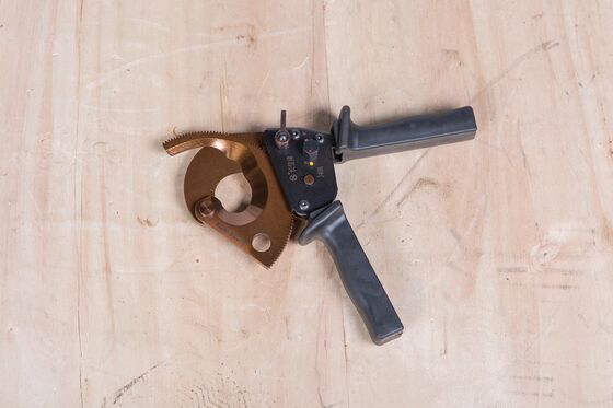 comprar Heavy-Duty Ratcheting Cable Cutter with High-Strength Steel Blade for Copper and Aluminum Wires online manufacture